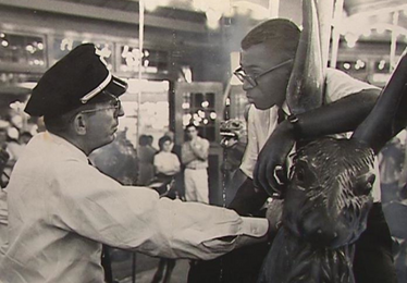 Glen Echo Amusement Park security guard talks to African American protester on the carousel in 1960