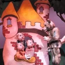 Puppet pigs and a wolf